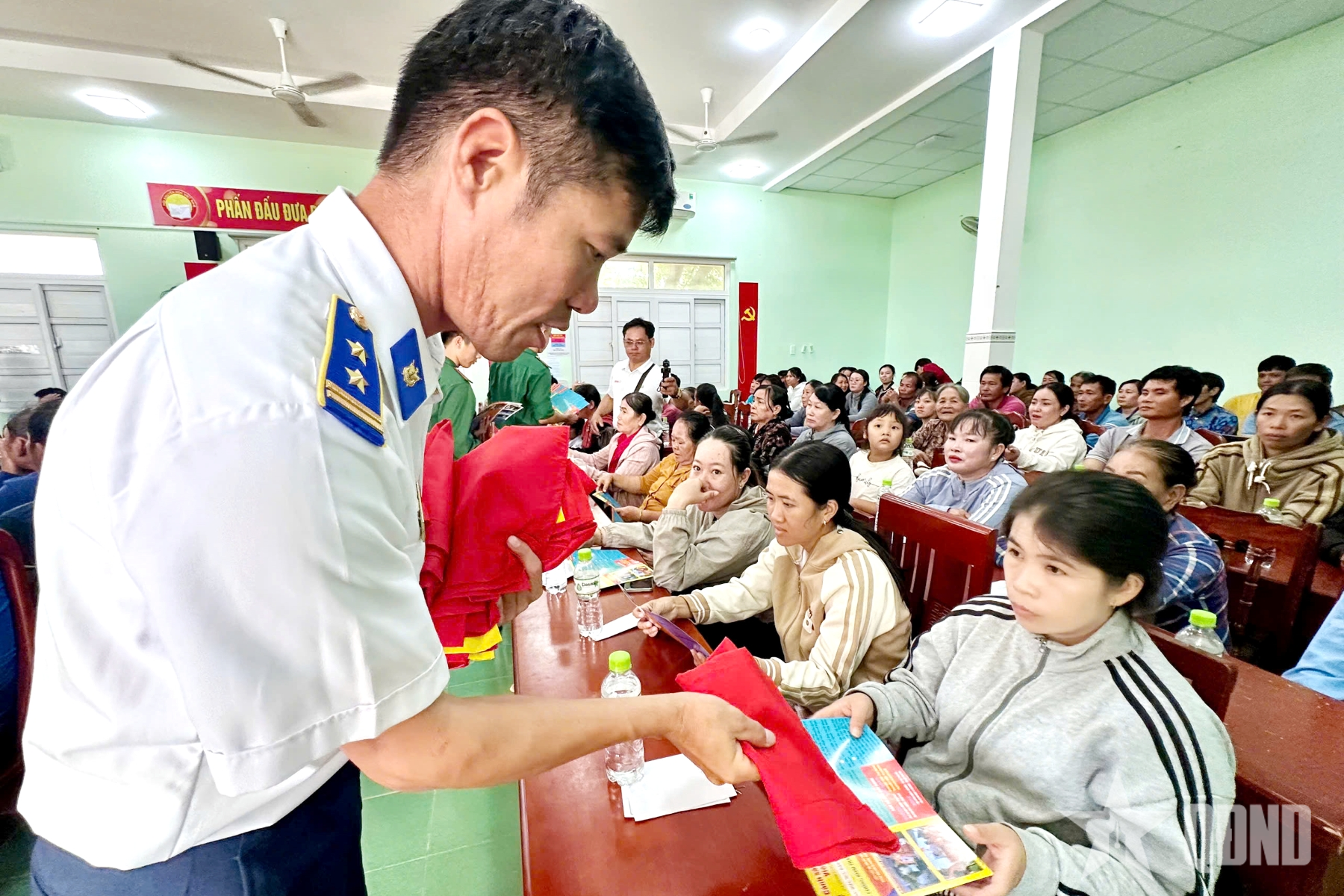 Khánh Hòa: Cảnh sát biển đồng hành với đồng bào dân tộc, tôn giáo xã Phước Dinh